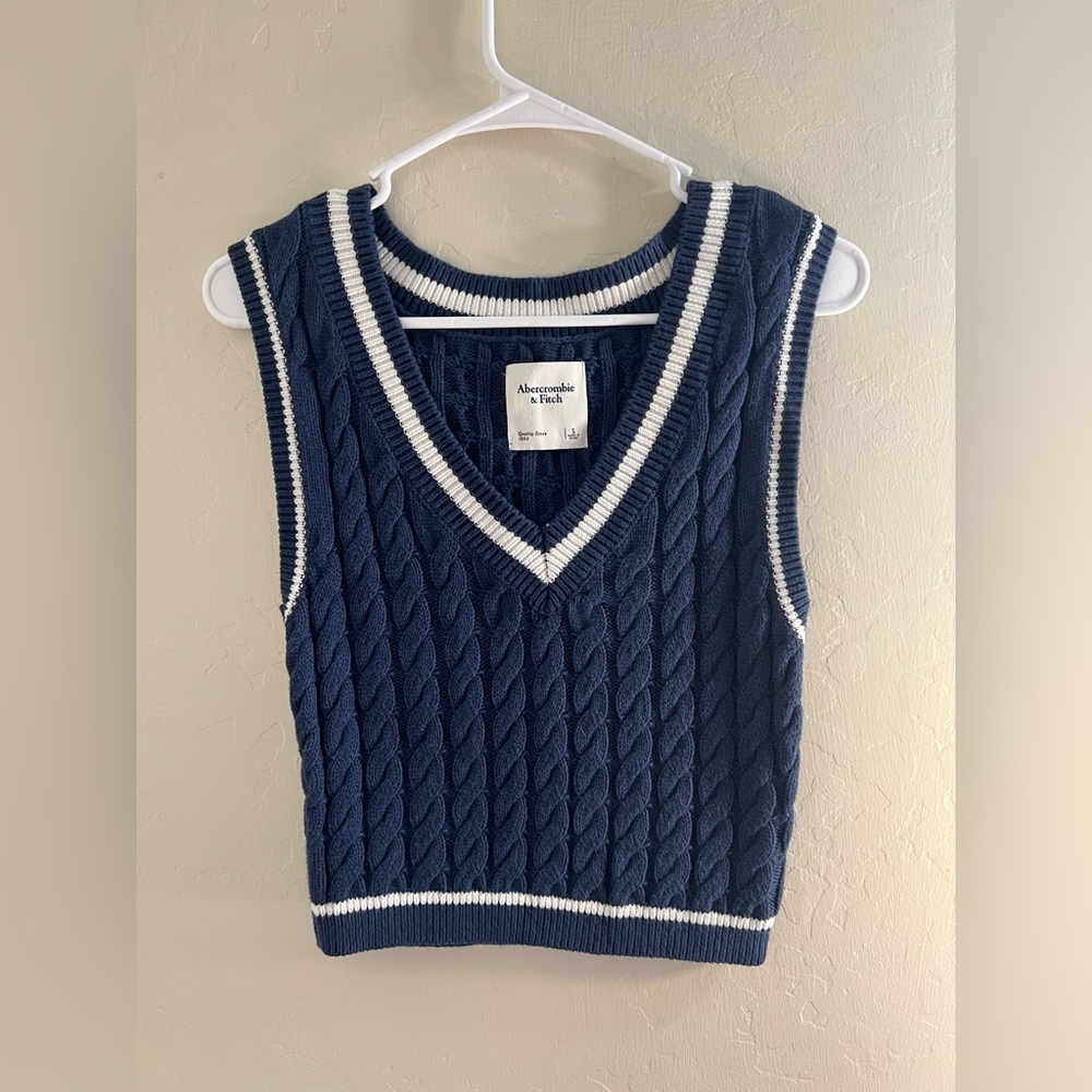 ABERCROMBIE AND FITCH KNITTED VEST